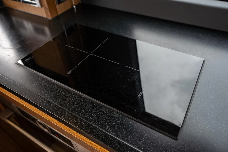  Yacht Photos Pics Modern black induction cooktop on Sealine F430 yacht, 2021 model.