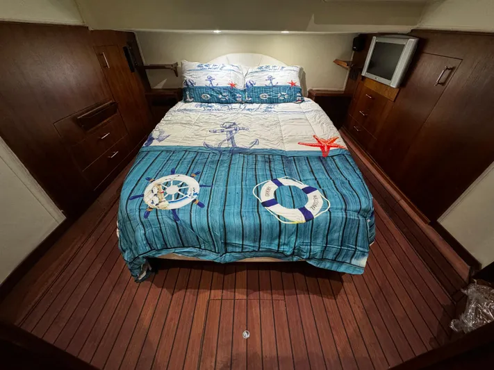Sweet Melissa Yacht Photos Pics Cozy bedroom in 1992 Ocean Yachts 48 Convertible with nautical-themed bedding.