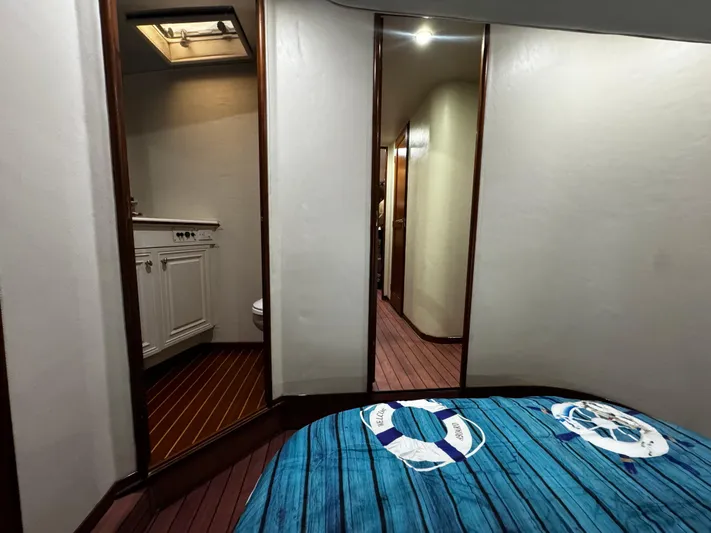 Sweet Melissa Yacht Photos Pics Interior of 1992 Ocean Yachts 48 Convertible, featuring a cozy bedroom and bathroom.