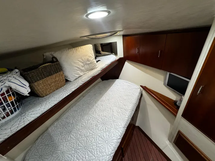Sweet Melissa Yacht Photos Pics Cozy cabin interior of 1992 Ocean Yachts 48 Convertible with twin beds and storage.
