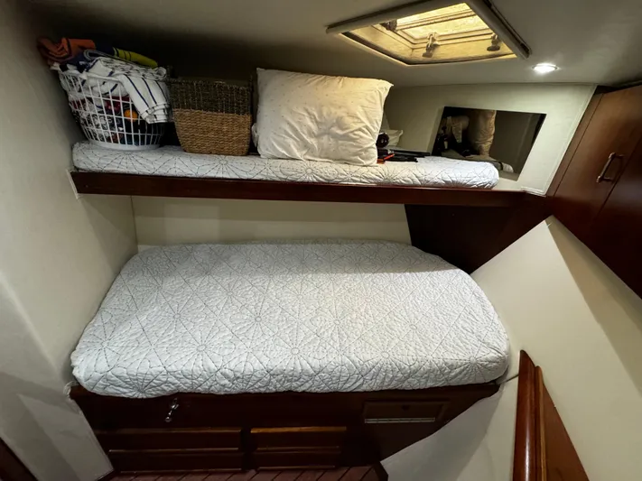 Sweet Melissa Yacht Photos Pics Cozy cabin with bunk beds in 1992 Ocean Yachts 48 Convertible.
