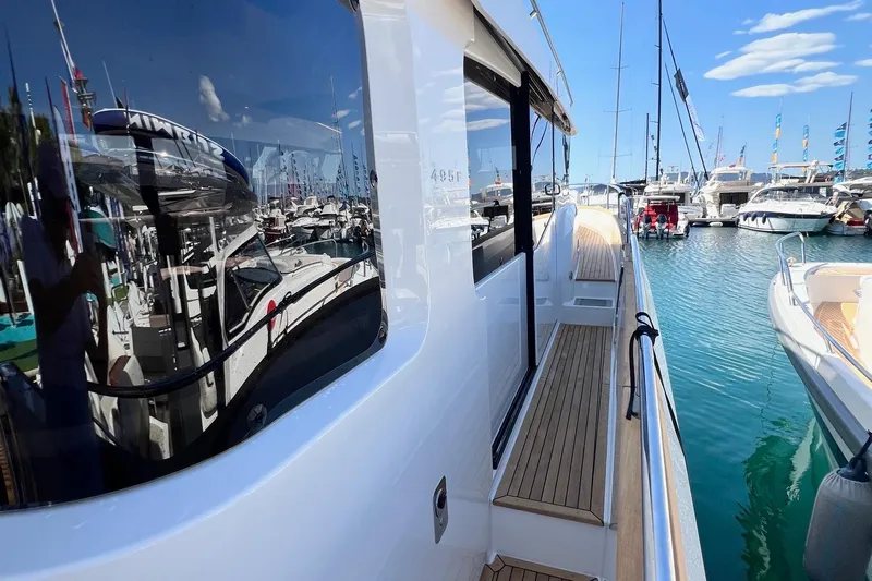  Yacht Photos Pics NIMBUS 495 FLYBRIDGE