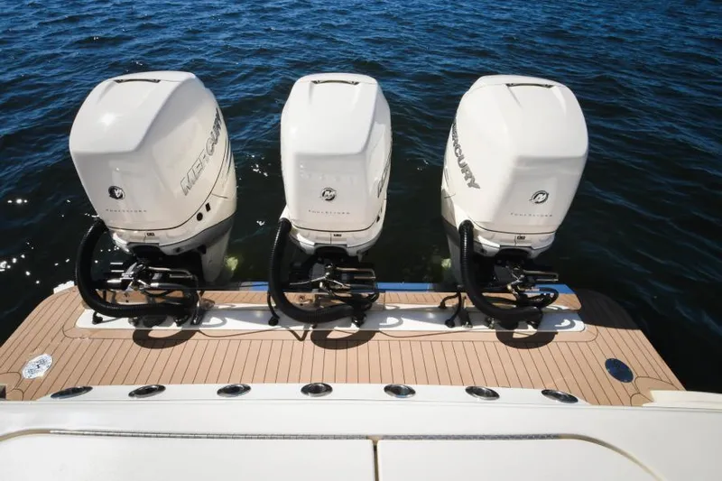 Gunn Runner Yacht Photos Pics Triple Mercury engines