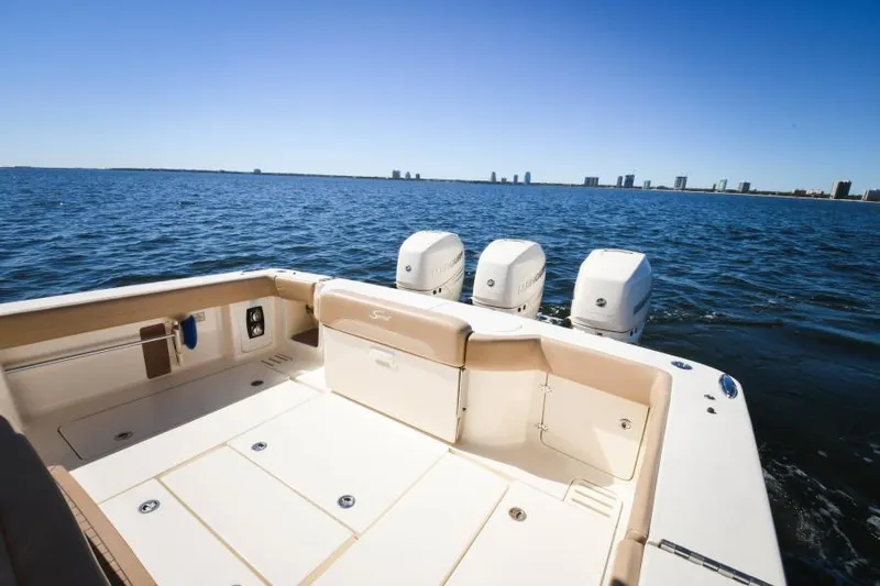 Gunn Runner Yacht Photos Pics Cockpit Fishbox