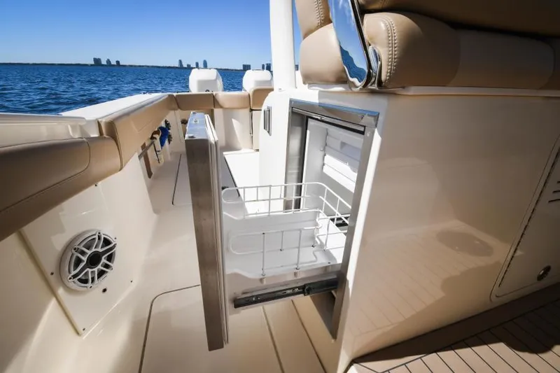 Gunn Runner Yacht Photos Pics Helm Refrigerator