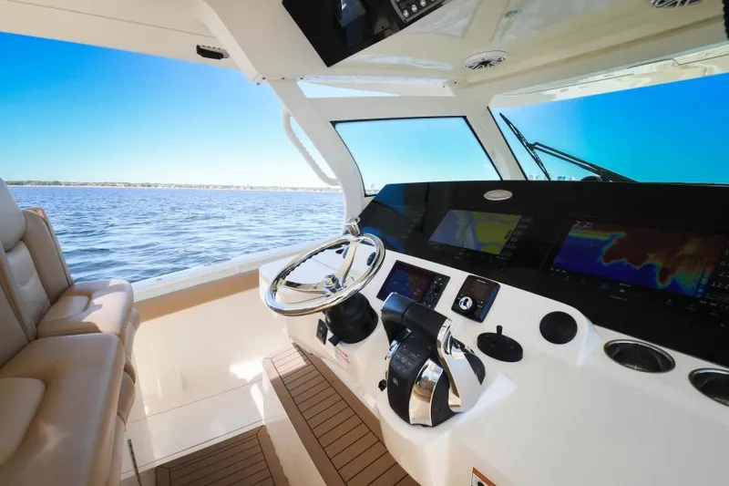 Gunn Runner Yacht Photos Pics Helm & Electronics