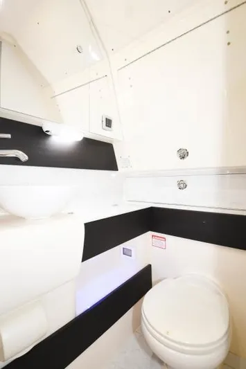 Gunn Runner Yacht Photos Pics Head