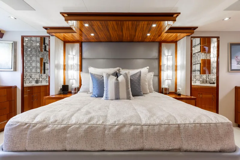 Ritz Sea Yacht Photos Pics Luxurious bedroom interior of 2014 Hatteras 80 Motor Yacht Sky Lounge.