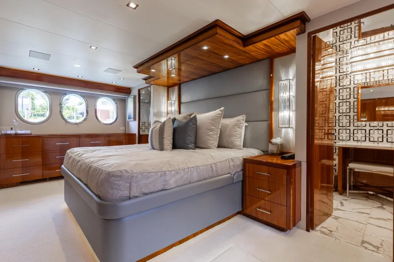 Ritz Sea Yacht Photos Pics Luxurious bedroom in 2014 Hatteras 80 Motor Yacht Sky Lounge with elegant wood finishes.