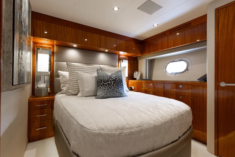 Ritz Sea Yacht Photos Pics Luxurious bedroom interior on 2014 Hatteras 80 Motor Yacht Sky Lounge.