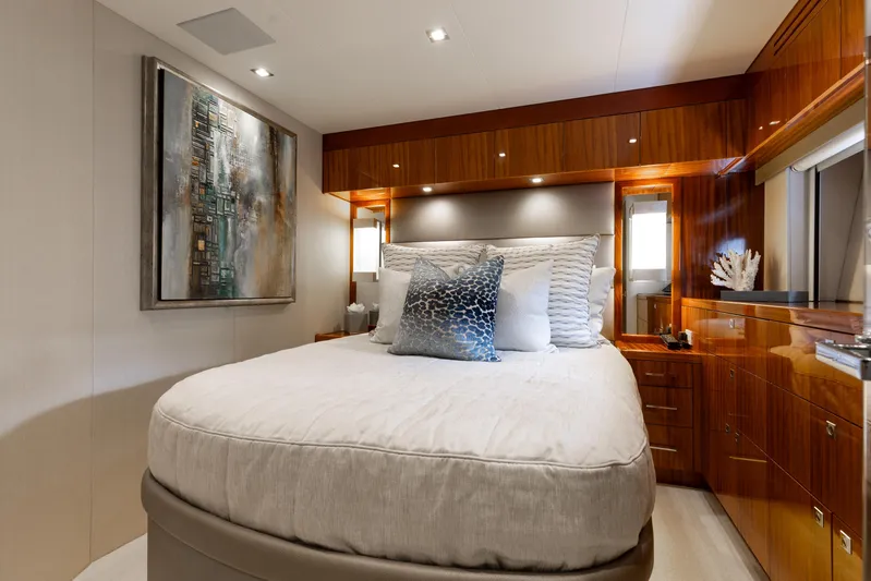 Ritz Sea Yacht Photos Pics Luxurious bedroom interior of 2014 Hatteras 80 Motor Yacht Sky Lounge.