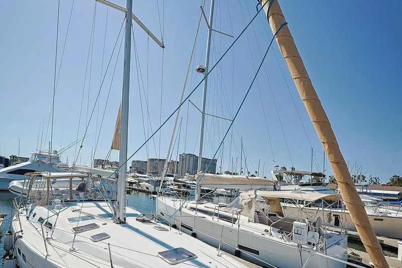 Mustang III Yacht Photos Pics 2007 Beneteau Oceanis 423 sailboat docked in a marina under clear blue skies.