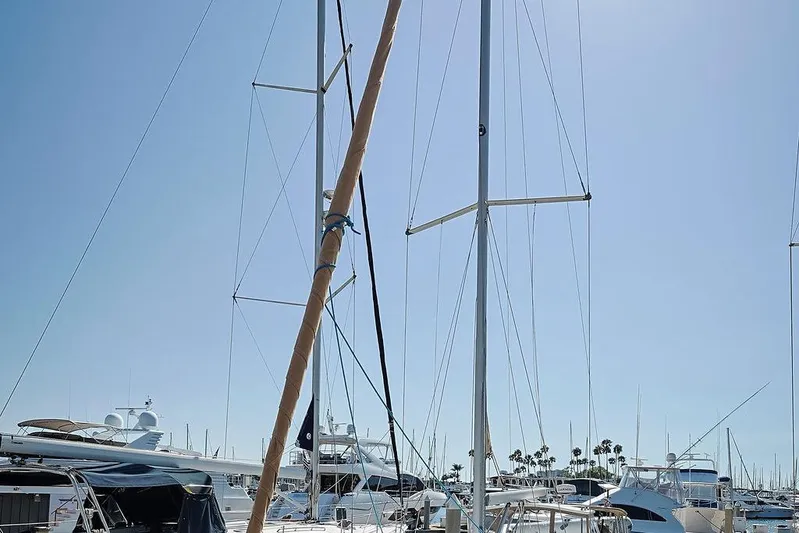 Mustang III Yacht Photos Pics Sailboat Beneteau Oceanis 423, 2007 model, docked in a marina under clear blue sky.