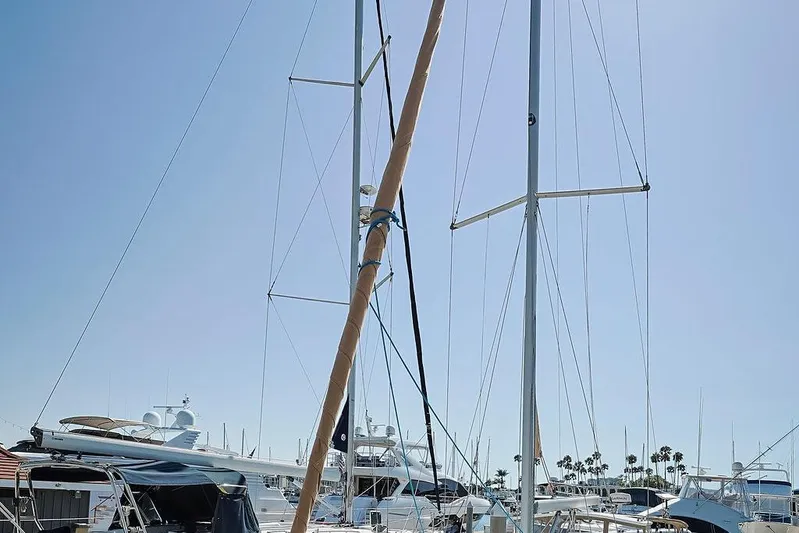 Mustang III Yacht Photos Pics 2007 Beneteau Oceanis 423 sailboat mast in marina, clear sky background.