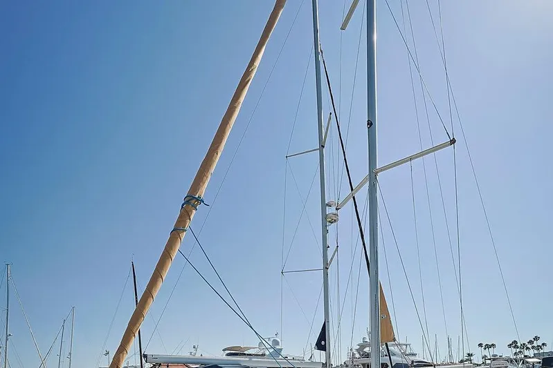 Mustang III Yacht Photos Pics Sailboat mast of a 2007 Beneteau Oceanis 423 against a clear blue sky.