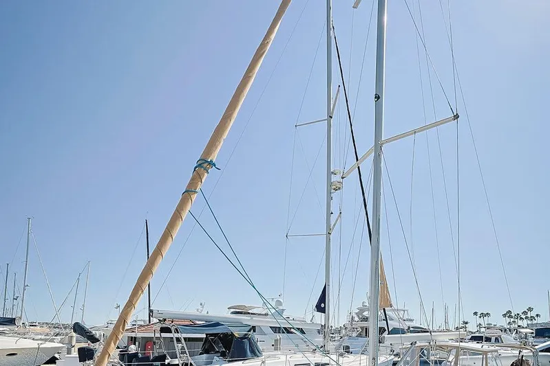 Mustang III Yacht Photos Pics Sailboats docked at marina, featuring a 2007 Beneteau Oceanis 423 under clear blue sky.