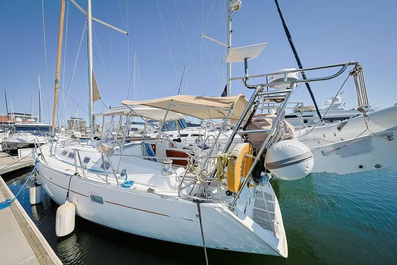 Mustang III Yacht Photos Pics 2007 Beneteau Oceanis 423 sailboat docked in a marina under clear blue skies.