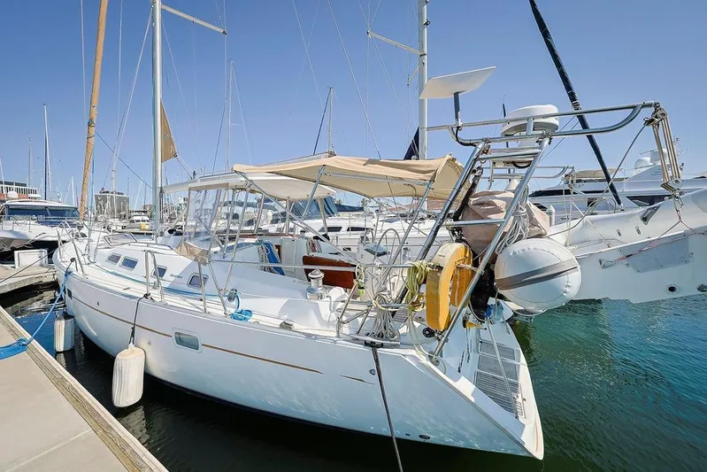 Mustang III Yacht Photos Pics 2007 Beneteau Oceanis 423 sailboat docked at marina under clear blue sky.
