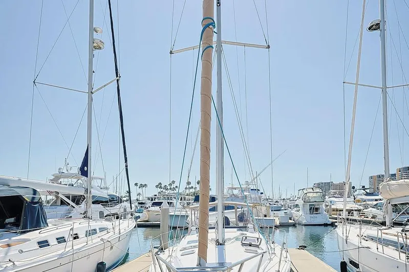 Mustang III Yacht Photos Pics 2007 Beneteau Oceanis 423 sailboat docked in a marina under clear blue skies.