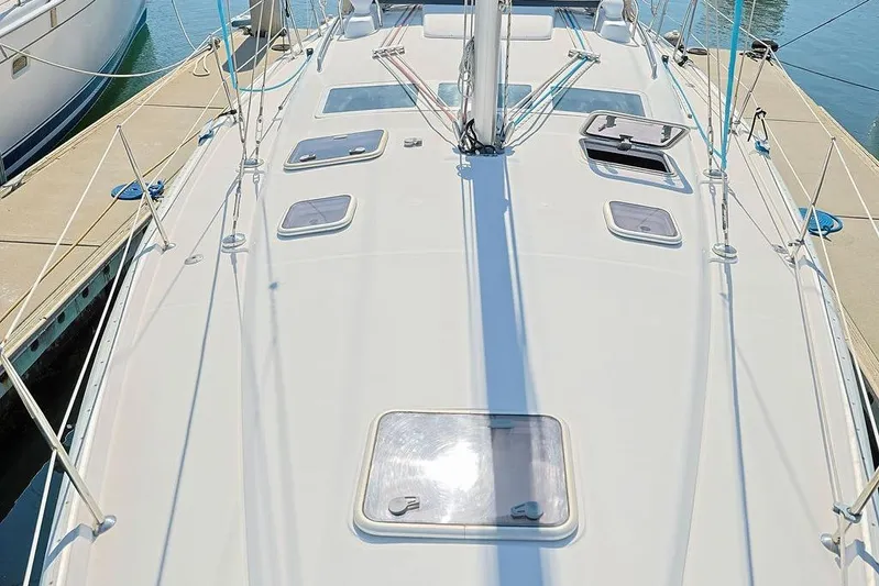 Mustang III Yacht Photos Pics 2007 Beneteau Oceanis 423 sailboat deck with hatches and rigging in marina.