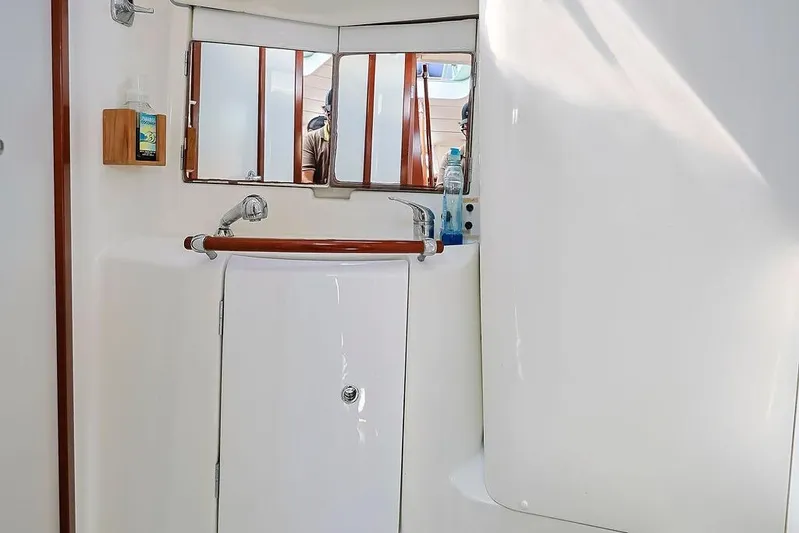 Mustang III Yacht Photos Pics Interior of 2007 Beneteau Oceanis 423 yacht bathroom with mirror and sink.