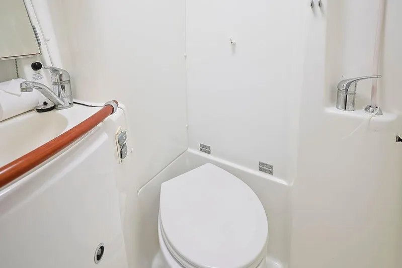 Mustang III Yacht Photos Pics Beneteau Oceanis 423 2007 yacht bathroom with toilet and sink.