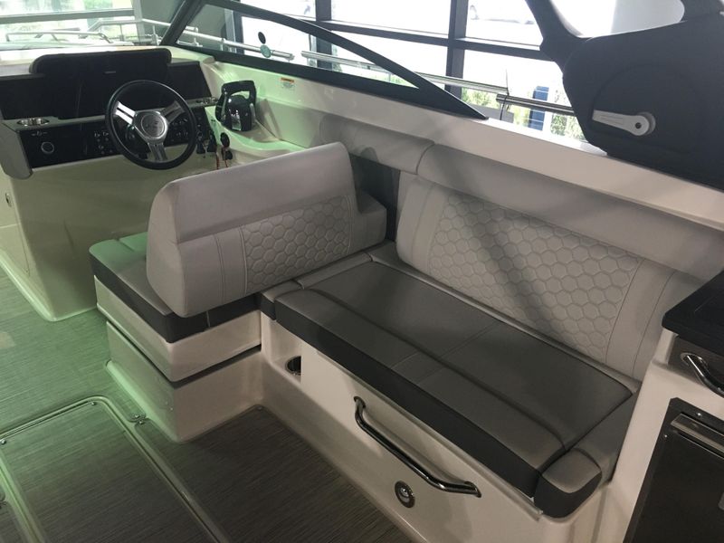 2021 Sea Ray SDX 290 Outboard