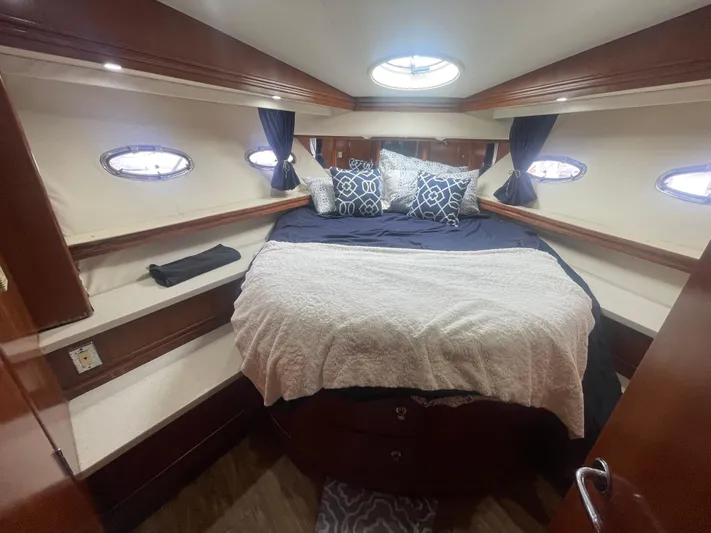  Yacht Photos Pics Luxurious 1999 Carver Voyager cabin with cozy bed and elegant decor.