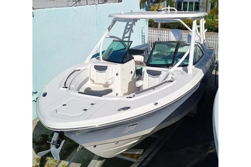 317-125 Yacht Photos Pics 2024 Robalo R317 Dual Console boat with sleek design and spacious seating.