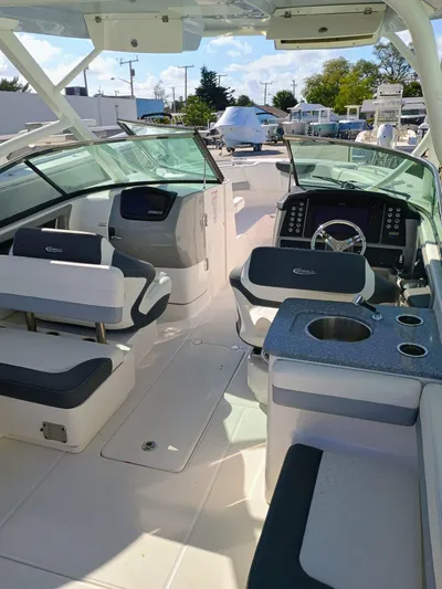 317-125 Yacht Photos Pics 2024 Robalo R317 Dual Console boat interior with seating, helm, and sink.