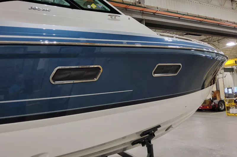  Yacht Photos Pics 2026 Formula 380 Super Sport Crossover OB boat in a showroom setting.