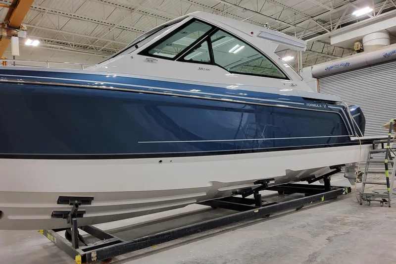  Yacht Photos Pics 2026 Formula 380 Super Sport Crossover OB in a showroom, side view.