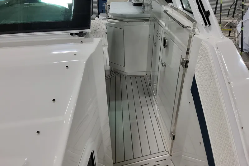  Yacht Photos Pics 2026 Formula 380 Super Sport Crossover OB interior with sleek design and modern amenities.