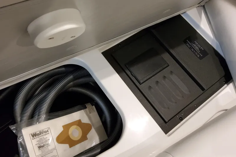  Yacht Photos Pics Built-in cleaning system in 2026 Formula 380 Super Sport Crossover OB boat.