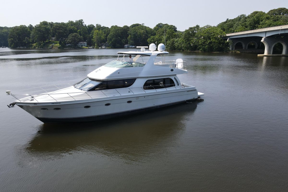 2006 Carver 56 