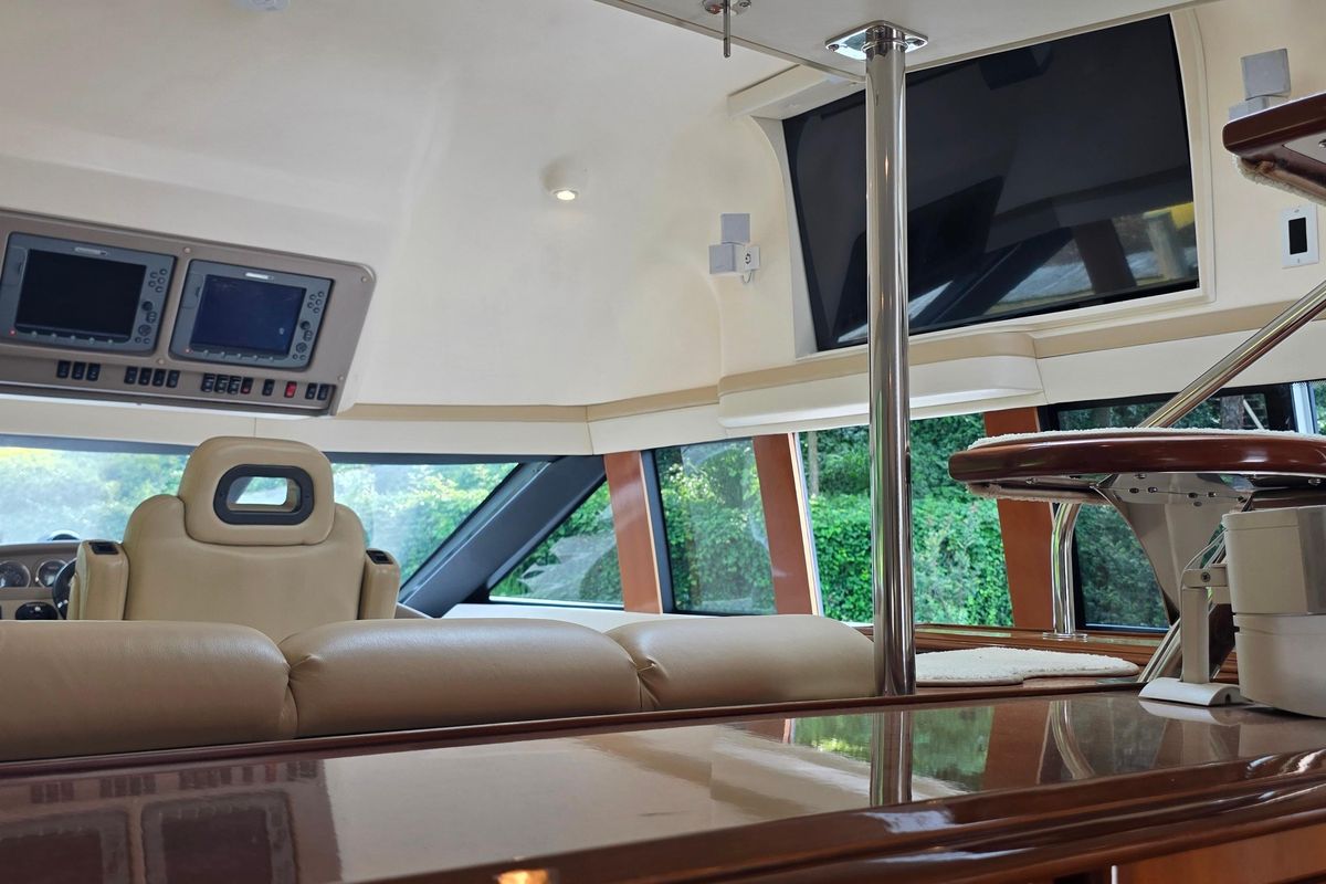 2006 Carver 56 