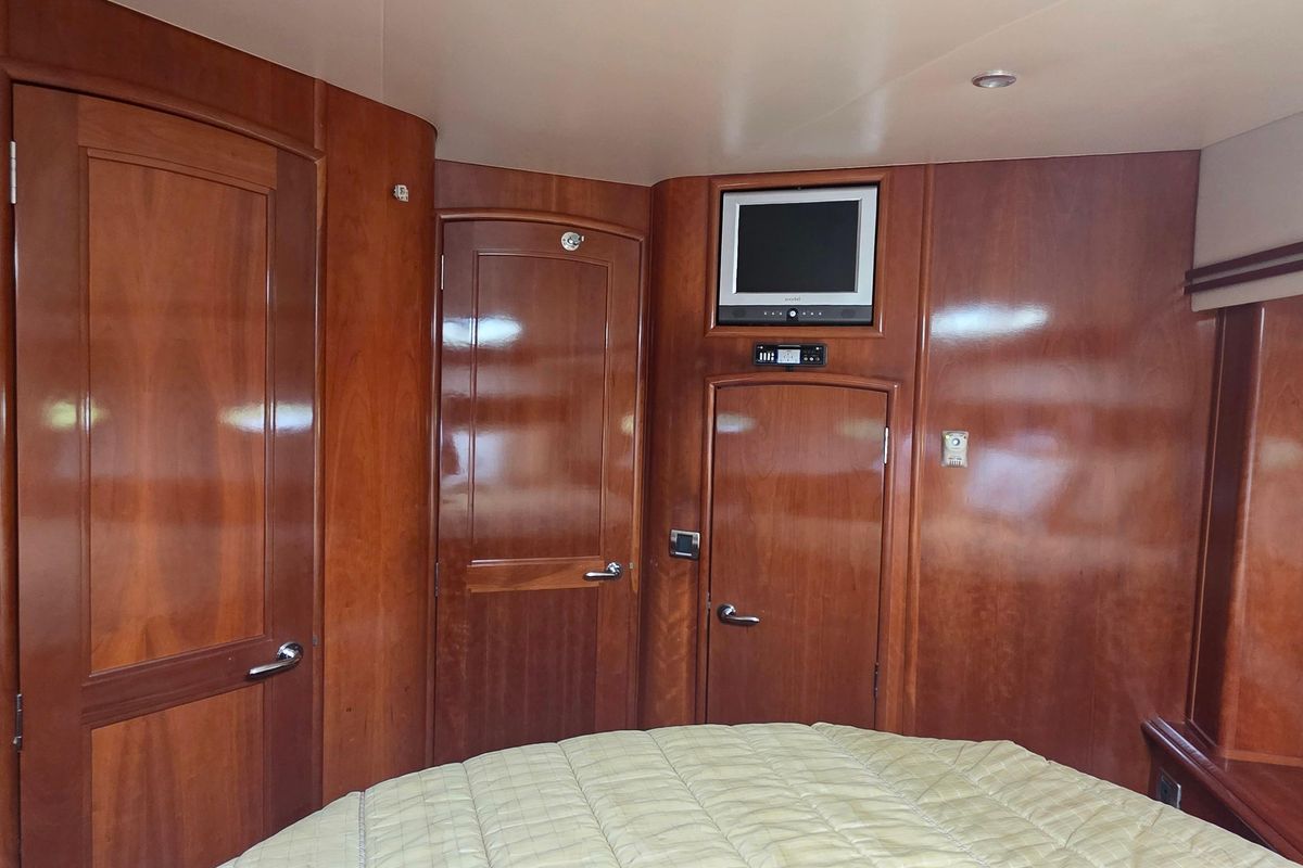 2006 Carver 56 