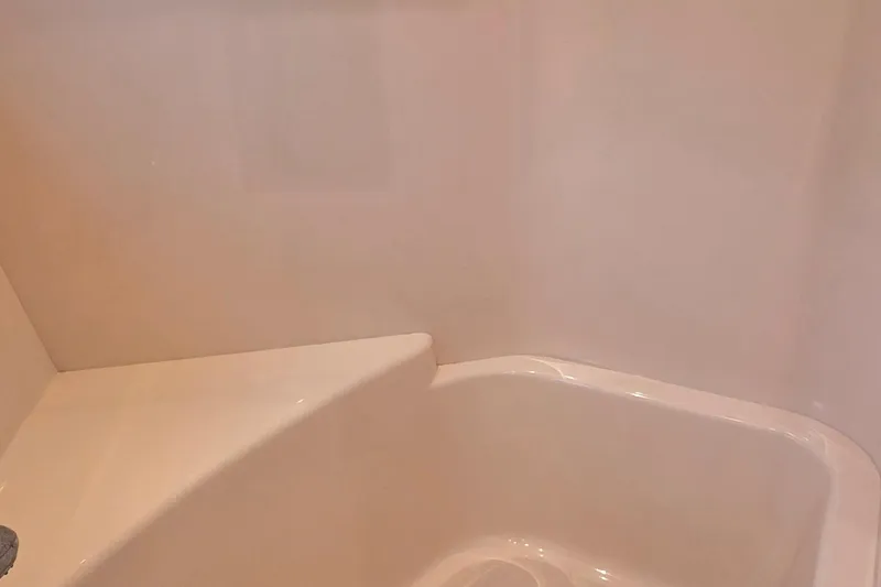 Mardi Gras Yacht Photos Pics Interior of 2006 Carver 56 Voyager shower area with smooth, white surfaces.