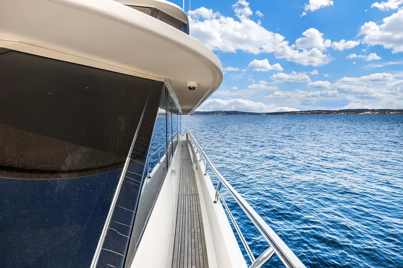 Estancia Yacht Photos Pics Ocean Alexander 80 Motoryacht 2010 cruising on a sunny day with clear blue skies.