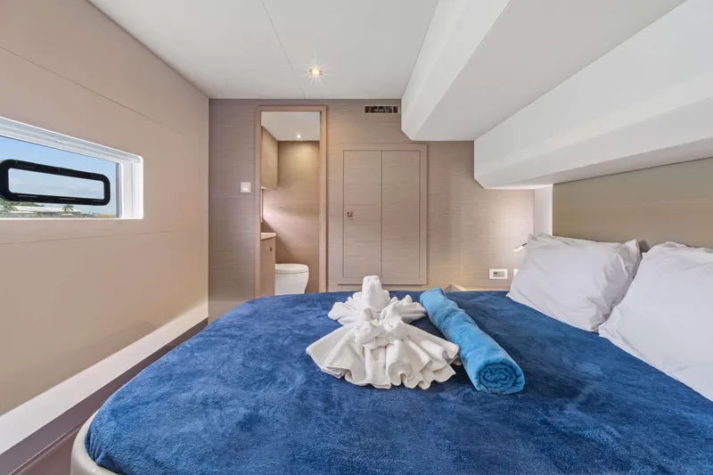 Mona Lisa Yacht Photos Pics Luxurious cabin interior of 2024 Fountaine Pajot MY.6 yacht with elegant bedding.