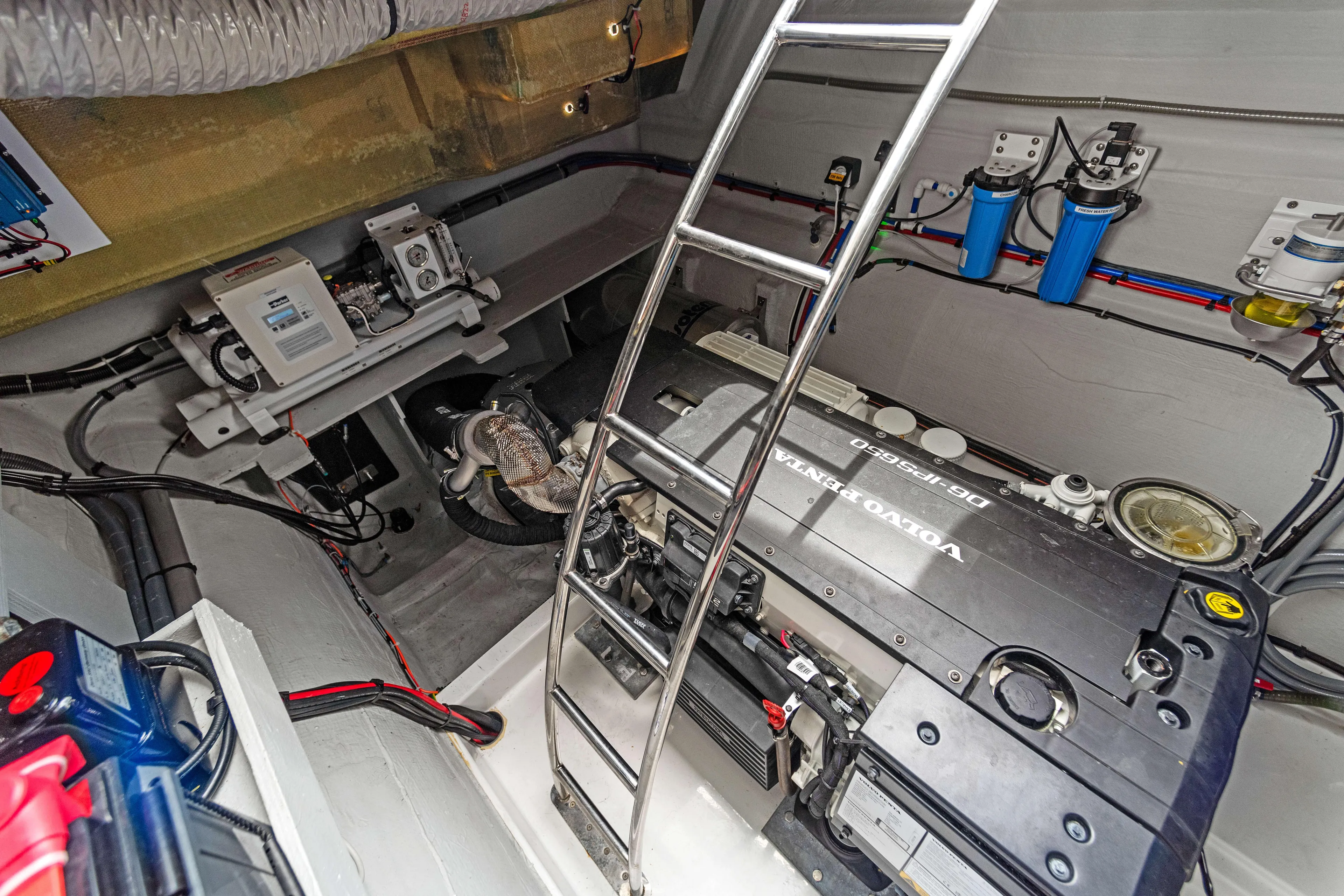 Mona Lisa Yacht Photos Pics Engine room of 2024 Fountaine Pajot MY.6 with Volvo Penta engine and ladder.