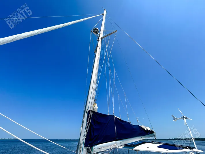 Kansakota Winds Yacht Photos Pics Sailboat mast and rigging of 2003 Lagoon 410-S2 under clear blue sky.