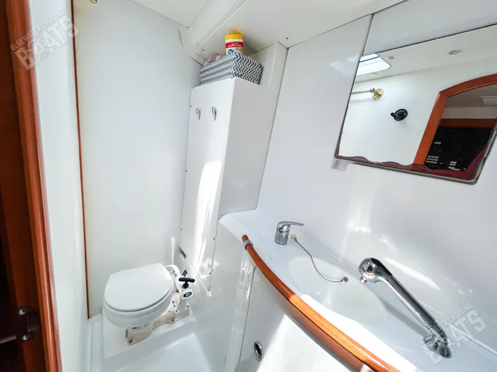 Kansakota Winds Yacht Photos Pics Bathroom interior of 2003 Lagoon 410-S2 yacht, featuring toilet and sink.