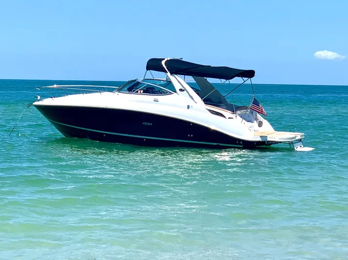  Yacht Photos Pics 2017 Sea Ray Sundancer 280 boat on clear blue ocean water.