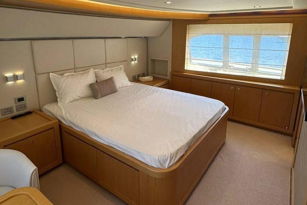 2012 Ferretti Yachts 85 