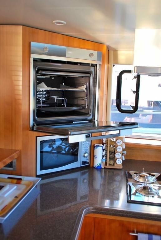 2011 Fountaine Pajot 54 