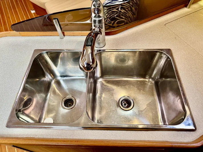 Roubaix Yacht Photos Pics 