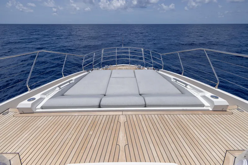 Captain Morgan II Yacht Photos Pics Azimut Grande 27 METRI 2021 yacht deck with sunbed, ocean view.