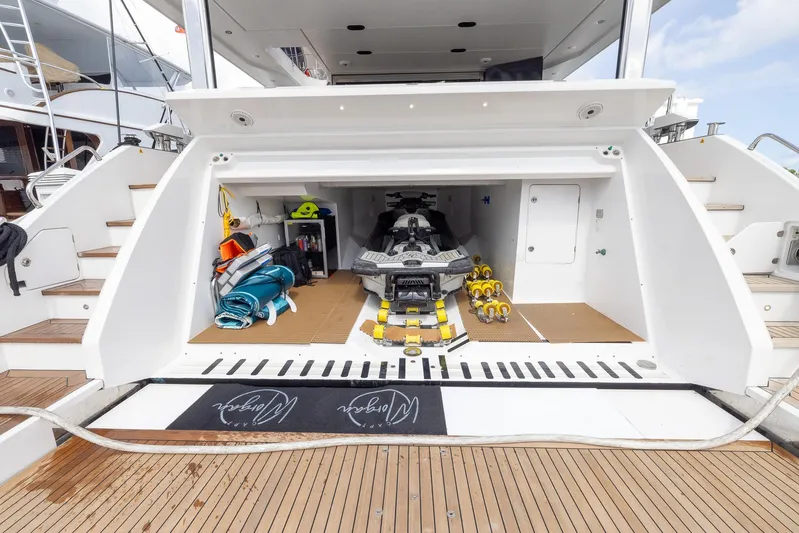 Captain Morgan II Yacht Photos Pics 