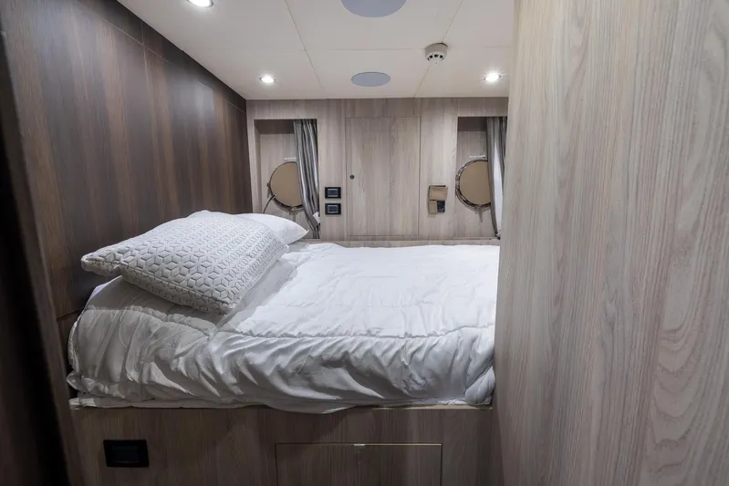 Captain Morgan II Yacht Photos Pics 